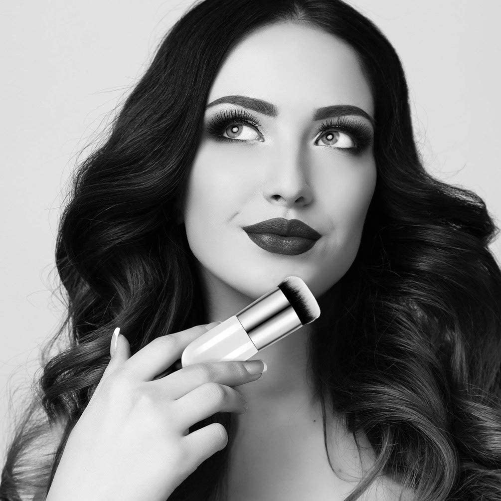 portable-kabuki-makeup-brush-5946908.jpg